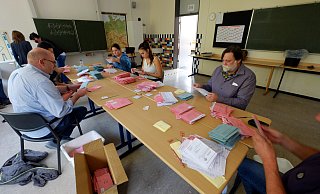 Die Wahlvorstände der Briefwahlbezirke hatten am Sonntag alle Hände voll zu tun. Fast jeder zweite Wähler gab seine Stimme per Post ab. - Thorsten Gödecker