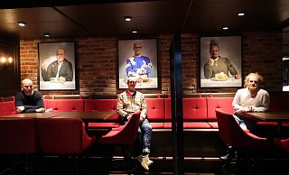 Original und Ölgemälde: Bauingenieur Timo Diekmann mit Süßkram, Lars Uhlen mit Kinderschokolade und Robin Gerdsmeier mit Pellkartoffeln und Quark. - Frank-Michael Kiel-Steinkamp