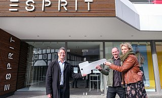 Symbolische Schlüsselübergabe: Ralf Grund vom Stadtmarketing an der Eschstraße 5-7, wo Konditormeister Sascha Mitschka und Nicole Große-Johannböcke (v. l.) voraussichtlich im Spätsommer die „Konditorei 16“ eröffnen werden. - Stadtmarketing Bünde / Karl-Hendrik Tittel