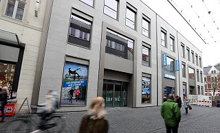 Sind künftig Nachbarn: Im Haus an der Bahnhofstraße 23-25 zieht neben Decatholon nun auch Woolworth ein. Der Eröffnungstermin steht jetzt. - Wolfgang Rudolf
