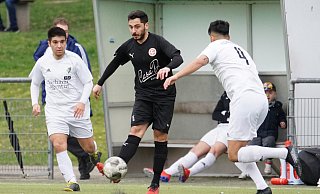 Inzwischen pünktlich beim Gegenspieler: Die Hillegosser Kicker, hier Ufuk Karakilic (l.) und Milad Sulhdost (r.) im März gegen den TuS Eintracht, haben sich stark verbessert. Foto: P. Unger - Peter Unger