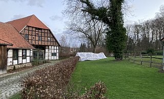 Das Zelt vor dem Café Alte Werkstatt hat der Wind weggepustet. Es ist auf einer Pferdeweide wieder runter gekommen. Auch das Dach ist in Mitleidenschaft gezogen worden. - Anna v. Consbruch