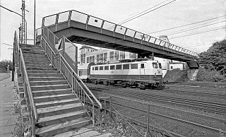 Abkürzung: Die Brücke verband Wittekindstraße und Diebrocker Straße. Im Hintergrund das Werk Schwabedissen. - Heino Uekermann