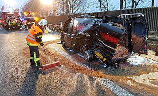 Bei diesem Unfall auf der A30 musste die Feuerwehr sich um ausgelaufene Schadstoffe kümmern. - Jan Niklas Schmitz