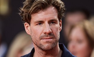 In Ostwestfalen wollte Comedian Luke Mockridge seine neue Tour starten - nach massiver Kritik an seinen Aussagen über Behindertensport sind die ersten Auftritte nun abgesagt. (Archivbild) - Rolf Vennenbernd/dpa