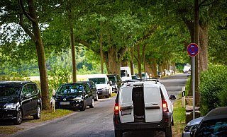 Das Verbotsschild gilt nur für die Fahrbahn. Laut Ordnungsamt parken die Autos auf dem Seitenstreifen korrekt  - bis auf den schwarzen Golf links im Bild.  - Mike-Dennis Müller / www.mdm.photo