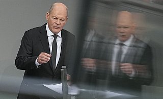 Bundeskanzler Olaf Scholz (SPD) kritisiert in einer Regierungserklärung Friedrich Merz scharf und nennt dessen Vorgehen einen "unverzeihlichen Fehler". - Michael Kappeler/dpa