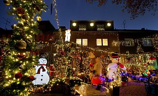 In allen Farben leuchtet das weihnachtlich dekorierte Haus von Altenpfleger Dirk van Acken in Oberhausen. - Roland Weihrauch/dpa