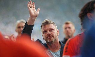 Mit Tränen im Gesicht verabschiedet sich Trainer Lukas Kwasniok von den mitgereisten Fans des SC Paderborn. - IMAGO/Jan Prihoda