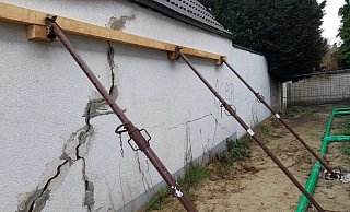 Selbst umfangreiche Abstützungsmaßnahmen haben nicht verhindert, dass ein Gebäude auf dem Grundstück von Jürgen und Marlies Wutschke so baufällig wurde, dass es abgerissen werden musste. - Rainer Stephan