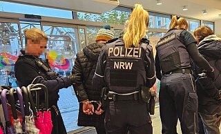 Hier schnappt die Falle zu: Die drei tatverdächtigen Männer werden im Ausgangsbereich des Drogeriemarktes von der Polizei festgenommen. - Detektei Citypol