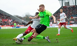 SVW-Spieler Lars Lokotsch (r.) im Duell mit Essens Daniel Heber. - Noah Wedel