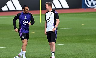 Leroy Sane und Bundestrainer Julian Nagelsmann. - Federico Gambarini/dpa