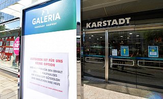 In Gütersloh sammeln die Mitarbeiter Unterschriften gegen die Karstadt-Schließung. - Jens Dünhölter