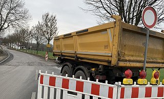 Die Baustelle der Ortsdurchfahrt von Dörenhagen (Im Hintergrund) schnitt den Ort weitgehend von der Zufahrt zur Bundesstraße 68 ab. - Jens Reddeker