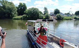 Holli (Mia Waldeyer) tauft die Fähre Holli auf der Weser. Seit der Einführung des Fährbetriebs ist es immer wieder vorgekommen, dass das Schiffchen beschädigt wurde. - Michaela Bast