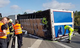 Auf der Ausfahrt der A2 ist dieser Lkw umgekippt. Er hat Waschmaschinen geladen. - Andreas Eickhoff