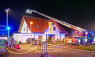 Rund 50 Einsatzkräfte löschen den brennenden Wintergarten auf der Gebäuderückseite. Der Sachschaden wird auf einen sechsstelligen Betrag geschätzt. - Ralph Meyer