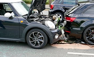 Bei einem Auffahrunfall auf der Rietberger Straße (Bundesstraße 64) vor der Kreuzung mit der Boker Straße werden zwei Insassen verletzt. - Ralph Meyer