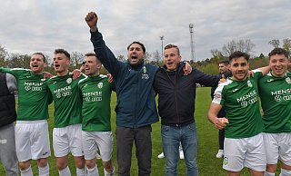 FC Gütersloh um Trainer Julian Hesse (Mitte) könnte am Sonntag den Aufstieg in die Regionalliga West perfekt machen. - Jens Dünhölter