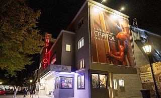 Neuer Schriftzug, neue Schaukästen, neuer Eingangsbereich – so erstrahlt das Capitol am Abend. Und auch im Inneren geht die Renovierung in die Endphase. Fotos: Ralf Bittner - Ralf Bittner