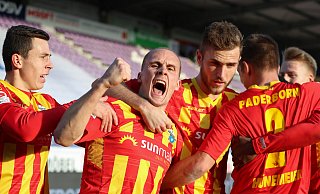 SCP-Torschütze Sven Michel (2. v. l.) jubelt über seinen Siegtreffer in Osnabrück. Mit ihm feiern (v. l.) Ron Schallenberg, Dennis Srbeny, Uwe Hünemeier und Chris Führich. - picture alliance/dpa