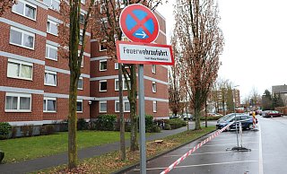 Mit Flatterband hat die Feuerwehr acht Parkplätze an der Fontainestraße abgesperrt. - Marion Pokorra-Brockschmidt