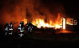 Der Wohnwagen stand komplett in Flammen. - Polizei Minden-Lübbecke