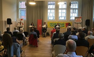 Herbert Even (Grüne, v.l.), Inez Déjà (Linke), Tim Kähler (SPD) und Anke Theisen (CDU). Die Veranstaltung moderierte Stefan Brams (Mitte). - Corina Lass