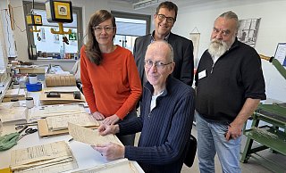 Die SPD-Landtagsabgeordnete Christina Kampmann stattete der zu Bethel gehörigen Pro-Werk-Buchbinderei einen Besuch ab: Sie traf unter anderem auf den Beschäftigten Johann Heinrich Alf (am Tisch), Pro-Werk-Geschäftsführer Wolfgang Ludwig (Mitte hinten) und Gesamt-Werkstattrat Martin Wöhler (r.). - krau