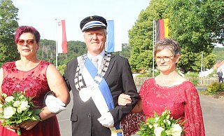 Frank Herwig regiert mit den Hofdamen Petra Laudage (l.) und Meike Richter. - Burkhard Battran