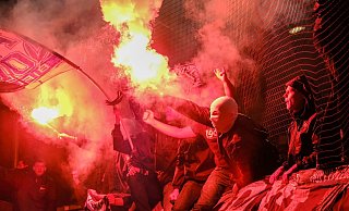 Nach dem Abpfiff brannten fünf oder sechs Fackeln im Block, als sich die Profis am Zaun bei den Fans für ihre Unterstützung bedankten. - Foto: Andreas Zobe