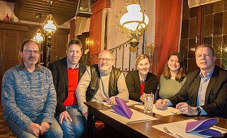 SPD-Ortsvereinsvorsitzender Ulrich Asmus, Fraktionsvorsitzender Frank Picker,MdL Ernst-Wilhelm Rahe, Susanne Schnake, Ratsmitglied Jasemin Demir und Bürgermeister Bernd Rührup. - Anja Schweppe-Rahe