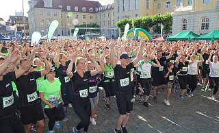 Die Läufer machten schon vor Beginn ordentlich Stimmung. Angeheizt wurden sie von Marc Johänntgen, der bei der AOK Bewegungsspezialist ist. - Lena Kley