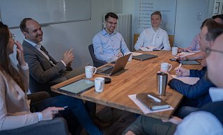 Nach dem Neuanfang: Das Team um Christian Bleeker (2. v. l.) hat sich auf Werte und ein Unternehmensleitbild verständigt. Wichtig dabei: Jeder kann sein, wie er ist, und Fehler gehören zur Arbeit dazu.  - Leslie Johannmeier