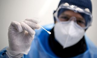 Die Fachminister von Bund und Ländern hatten beschlossen, dass PCR-Tests vorrangig bei Menschen aus Risikogruppen und Beschäftigten eingesetzt werden sollen. - Foto: Britta Pedersen/dpa-Zentralbild/dpa