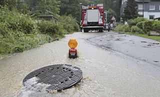 Bereits am Freitagabend und in der Nacht auf Samstag hatte der Starkregen die Feuerwehr gefordert. - picture alliance / Zoonar
