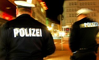 Die zuerst eingetroffenen Polizisten sahen sich offenbar einer so aufgebrachten Gruppe gegenüber, dass sieben Streifenwagenbesatzungen nachalarmiert wurden. - Sarah Jonek (Archivfoto/Symbolfoto)