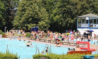 Den Badespaß im Freien schien bislang in Elverdissen garantiert. Zuletzt drängten sich jedoch Randalierer und Krawallmacher in der Vordergrund. Die Polizei beendete den Spuk. - Isabelle Helmke