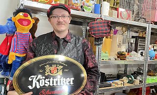Jan Plaßmann hat ein Faible für alte Emailleschilder. - Natalie Gottwald