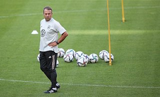 Bundestrainer Hansi Flick verfolgt das Training seiner Mannschaft. - Foto: Tom Weller/dpa