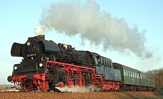 Gezogen wird der Sonderzug der Bielefelder Eisenbahnfreunde von der Glauchauer Dampflokomotive 35 1097. - Sebastian Werner