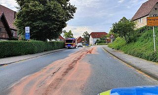 Von der A 33 ausgehend erstreckte sich die Ölspur über die L 818 bis nach Henglarn. - Polizei Paderborn