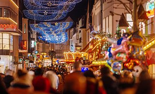 Der Paderborner Weihnachtsmarkt lockt rund vier Wochen lang in die Innenstadt. - Besim Mazhiqi