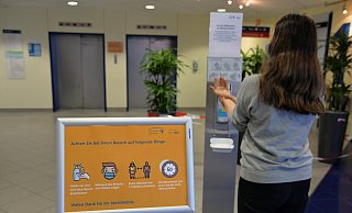 Bei Bedarf wird den Besuchern erklärt, wie die richtige Handdesinfektion funktioniert. - Klinikum Herford