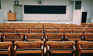 Leere Hörsäle sind an den Unis momentan ein gewohntes Bild. Wie viele Studierende nach der Krise überhaupt an die Hochschulen zurückkehren, ist ungewiss. Studierendenvertretungen befürchten hohe Abbrecherzahlen. - Symbolbild: Pixabay