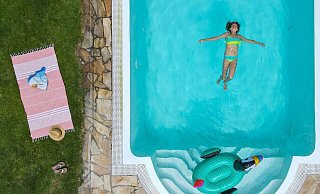 Luxus im eigenen Garten: Der Anteil der Häuser mit eigenem Pool ist in Immobilienanzeigen laut einer Studie gewachsen. - Patrick Pleul/dpa