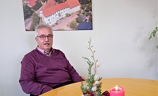 Seit gut einem Jahr ist Norbert Hofnagel Bürgermeister in Willebadessen. Das Foto zeigt ihn im Büro unter dem Foto des Rathauses der Stadt in der Zehntscheune in Peckelsheim. - Simone Flörke