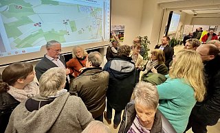 Fragen der Bürgerinnen und Bürger beantworteten Bürgermeisterin Ute Dülfer (Mitte), Ordnungsamtsleiter Friedhelm Weber (l.) und im Hintergrund die Vertreter von Straßen NRW. In Lichtenau sind Verantwortliche und Einwohner nun gespannt, wie die Stadt unter Vollsperrung ihrer Lebensader funktioniert. - Jens Reddeker