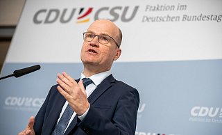 Der Fraktionsvorsitzendeder CDU/CSU, RalphBrinkhaus, kritisiert das Verhalten des Fleischkonzerns Tönnies inder Coronakrisescharf. - picture alliance